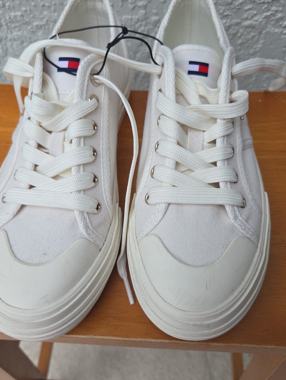 Tommy Hilfiger Alezya Off-White Canvas Low-Top Sneaker with Flag Detail Size 7.5